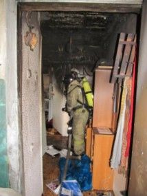В Вуктыле пожарные вывели из горящей квартиры 78-летнюю женщину В Вуктыле пожарные вывели из горящей квартиры 78-летнюю женщину