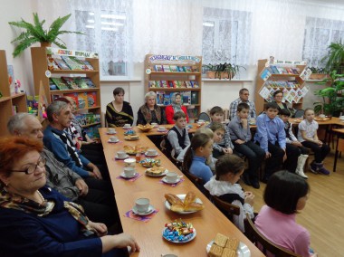 Не угасает горькой памяти свеча Не угасает горькой памяти свеча