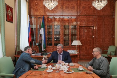 Сергей Гапликов встретился с лидерами общественных движений Коми войтыр и Изьватас Сергей Гапликов встретился с лидерами общественных движений Коми войтыр и Изьватас