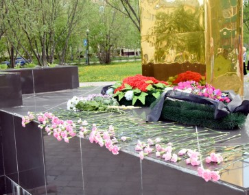Склоняем головы перед погибшими Склоняем головы перед погибшими