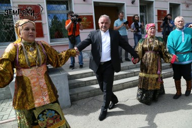 В Ухте Земляков встречали усть-цилемскими песнями и хороводом В Ухте Земляков встречали усть-цилемскими песнями и хороводом