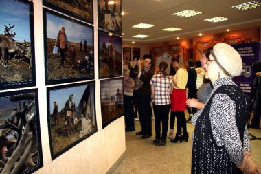Фотовыставка Этнос Ямала открыла сыктывкарцам удивительный мир Крайнего Севера Фотовыставка Этнос Ямала открыла сыктывкарцам удивительный мир Крайнего Севера