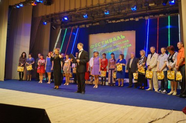 На фестивале музыка играла На фестивале музыка играла