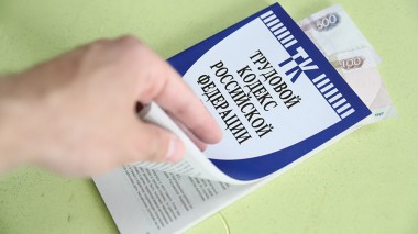 Владимир Путин утвердил поправки о доплате за сверх-урочную работу Владимир Путин утвердил поправки о доплате за сверх-урочную работу