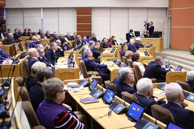 Парламентарии Коми почти единогласно приняли решение о сокращении количества платных депутатских кресел Парламентарии Коми почти единогласно приняли решение о сокращении количества платных депутатских кресел