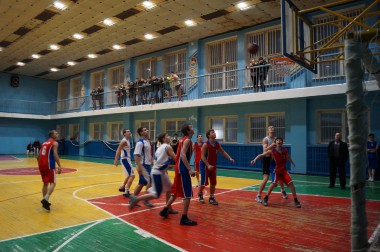 Впереди – команда баскетболистов школы №2 Впереди – команда баскетболистов школы №2