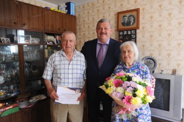 Глава Республики Коми поздравил с Днём семьи, любви и верности семью Матюшиных из Сыктывкара Глава Республики Коми поздравил с Днём семьи, любви и верности семью Матюшиных из Сыктывкара