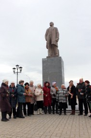 И Ленин такой молодой, и юный октябрь впереди... И Ленин такой молодой, и юный октябрь впереди...