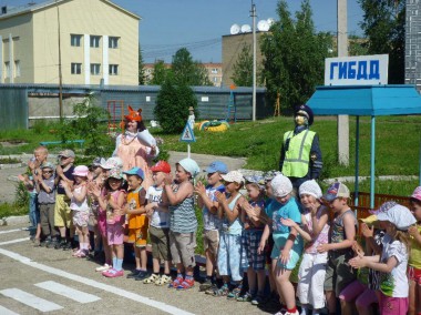 Изучаем правила дорожного движения Изучаем правила дорожного движения