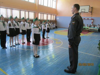 Под бравую песню Под бравую песню