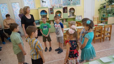 Смех и радость мы приносим людям... Смех и радость мы приносим людям...