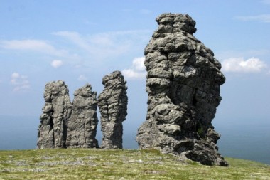 Передвижная фотовыставка Маньпупунёр – гора малых идолов
