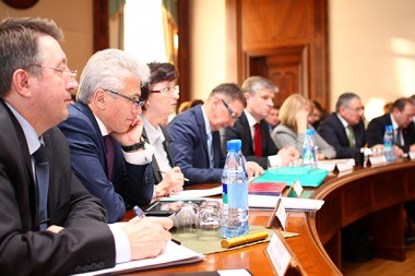Глава Республики Коми поручил Правительству региона сократить аппаратные расходы Глава Республики Коми поручил Правительству региона сократить аппаратные расходы