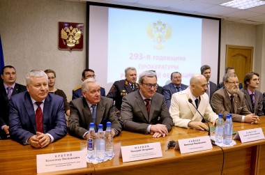 Глава Республики Коми Вячеслав Гайзер призвал Прокуратуру региона уделять повышенное внимание блоку проблем, особо обозначенных Президентом России Глава Республики Коми Вячеслав Гайзер призвал Прокуратуру региона уделять повышенное внимание блоку проблем, особо обозначенных Президентом России