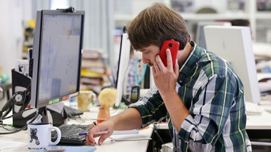 Жалоба на работодателя с мобильного телефона
