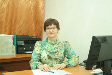 Своим оптимизмом и энергией сплачивает коллектив